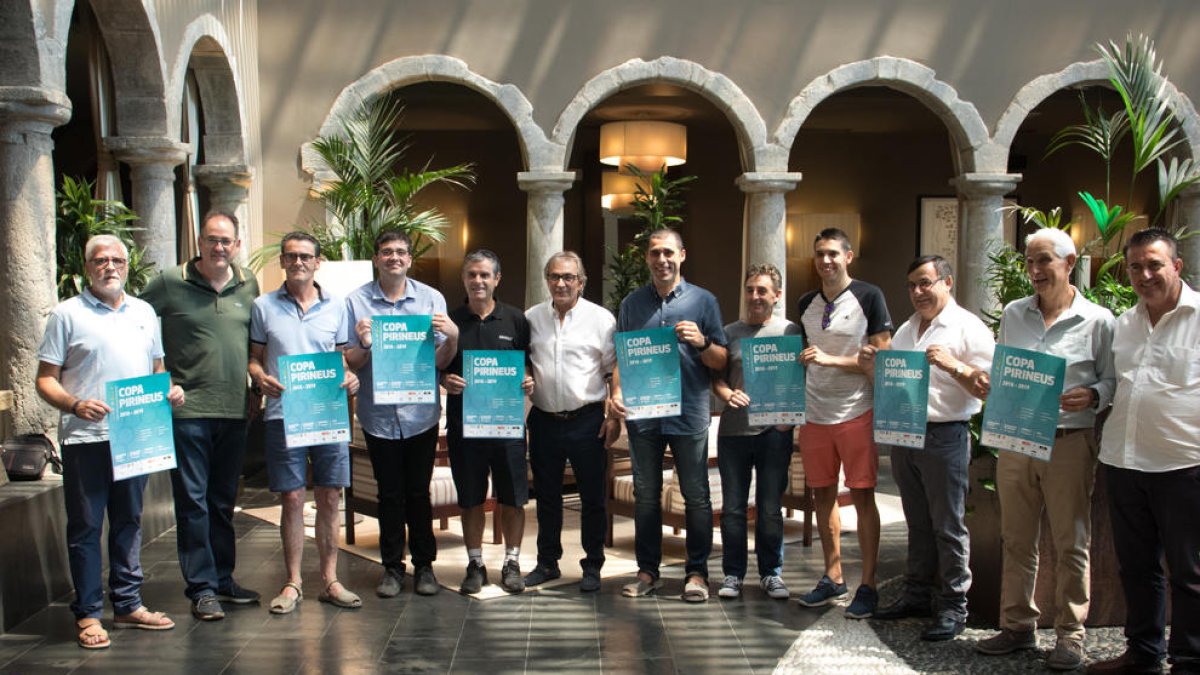 Els representants dels equips participants i directius de la Federació Catalana després del sorteig.