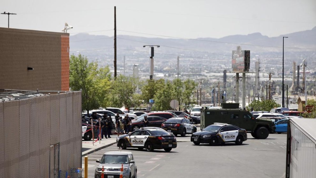Una veintena de personas perdieron ayer la vida en un tiroteo en un centro comercial de El Paso.