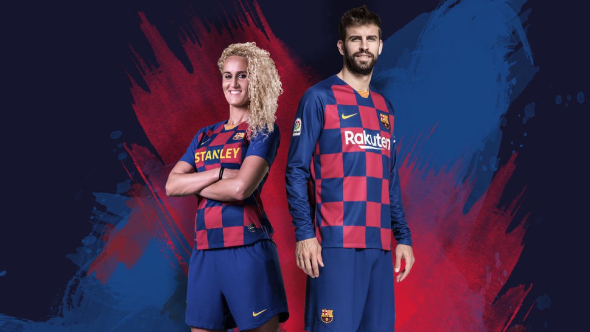 La francesa Kheira Hamraoui i Gerard Piqué, amb les noves equipacions.