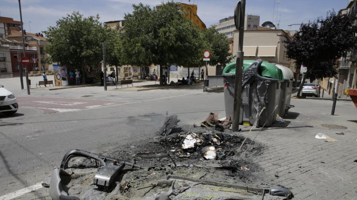 Foto de archivo de un contenedor quemado en la plaza del Dipòsit.