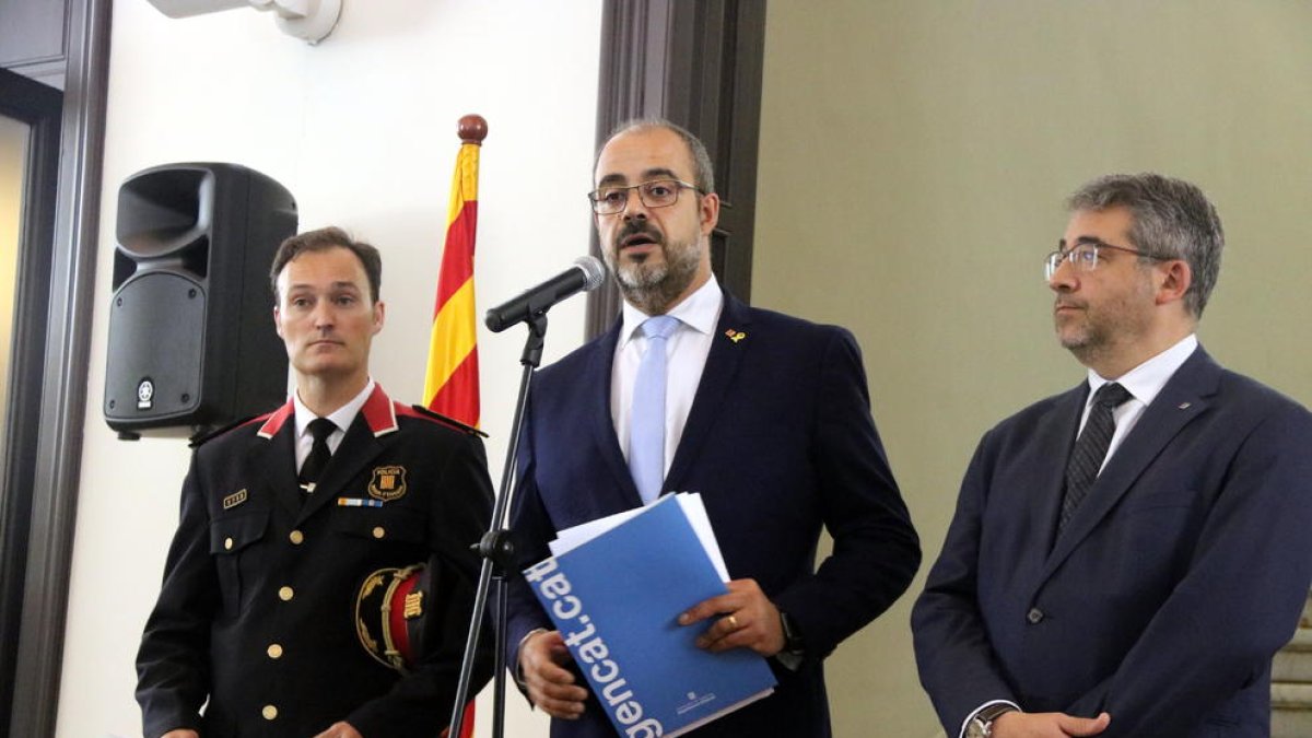 Eduard Sallent, nuevo jefe de los Mossos, junto al conseller de Interior, Miquel Buch.
