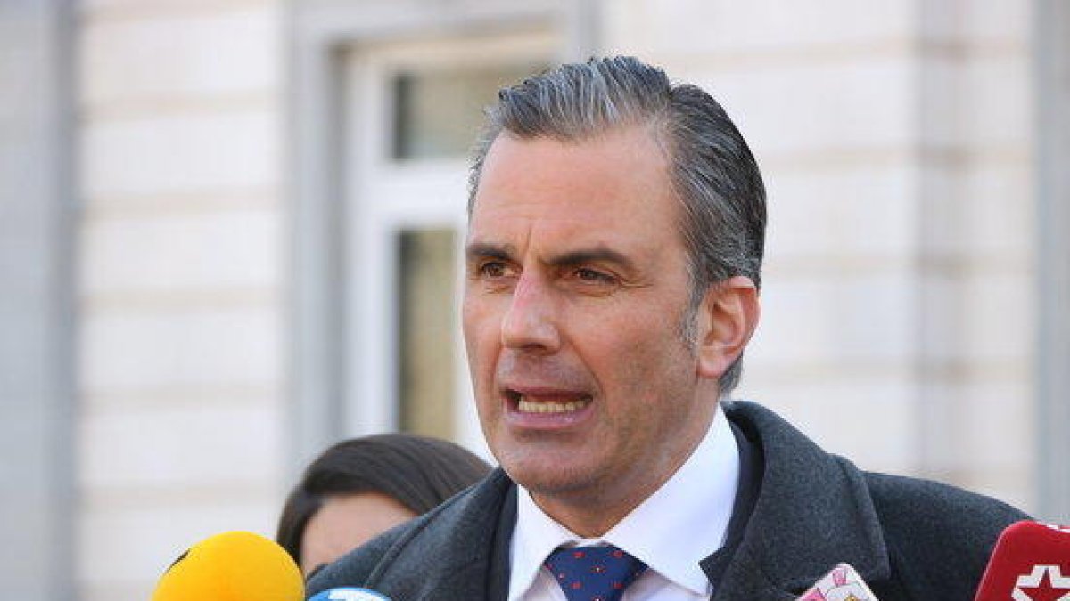 Pla mitjà de l'advocat i secretari general de Vox, Javier Ortega Smith, en una atenció als mitjans a la porta del Tribunal Suprem, el 14 de febrer de 2019