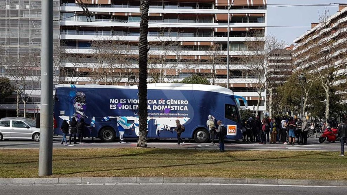 Imatge de l'autobús d'Hazte Oír amb les pintades al seu pas per la Diagonal