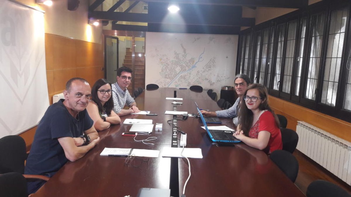 El tripartit es posa a caminar - Els principals membres del nou govern van mantenir ahir al matí la primera reunió després que les assemblees del Comú i d’ERC van aprovar l’acord, que ahir va ser validat per l’executiva de JxCat. Per ERC ...