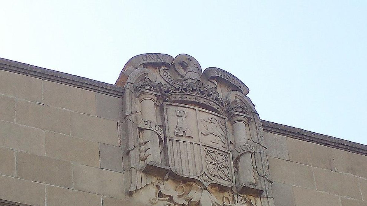 Imagen de archivo del escudo franquista del parque de Gardeny.