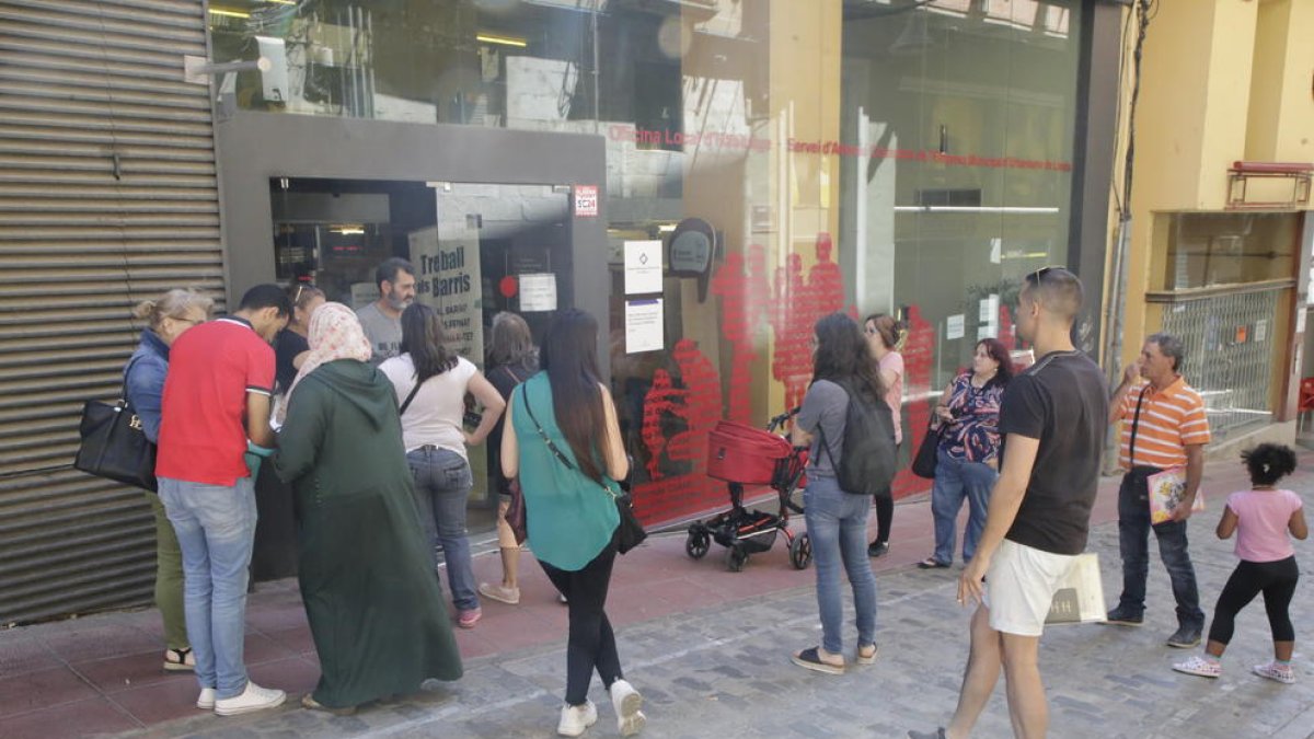 Ciutadans fent cua el juny passat per sol·licitar una ajuda per al pagament del lloguer.