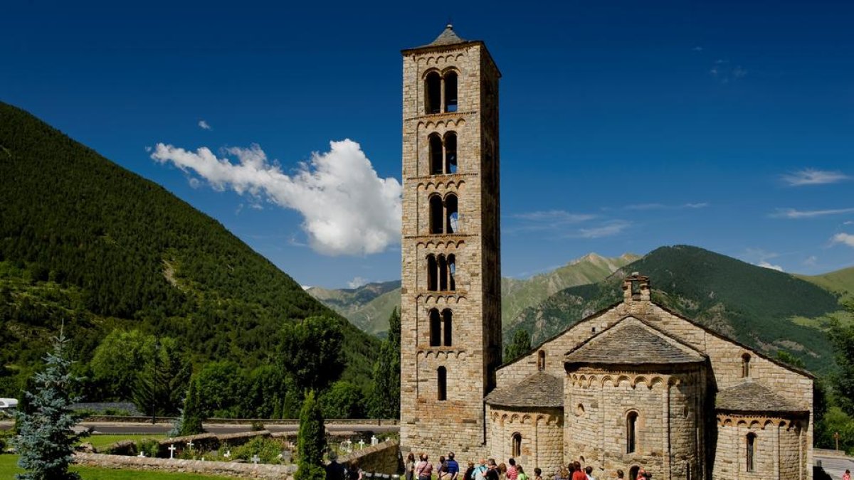 Un grupo de visitantes en una actividad guiada en el templo románico de Sant Climent de Taüll.