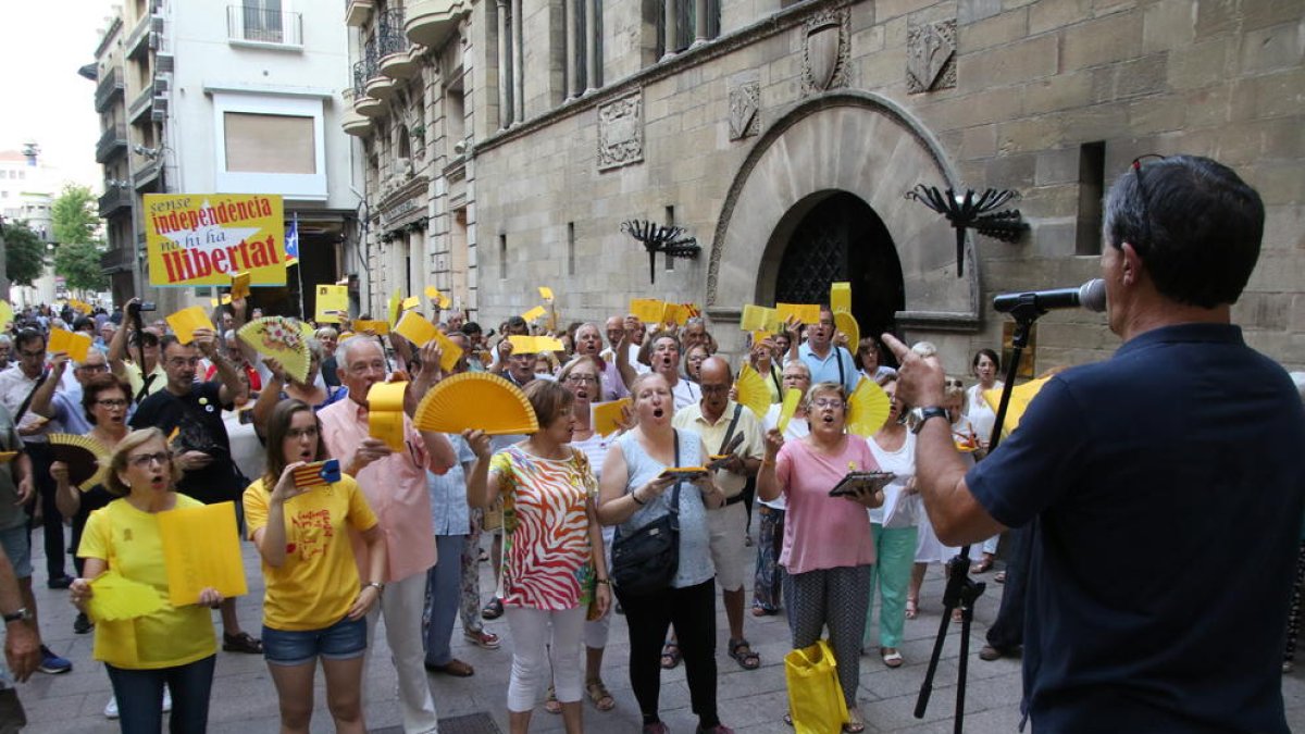 Los Cantaires mostraron objetos amarillos para mostrar su condena a la retirada del lazo amarillo de la Paeria por parte de Groc&Lloc.