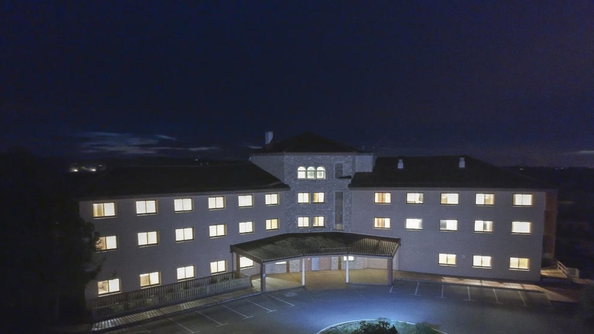 Els promotors tenen llicència temporal de connexió a la xarxa elèctrica mentre durin els treballs.