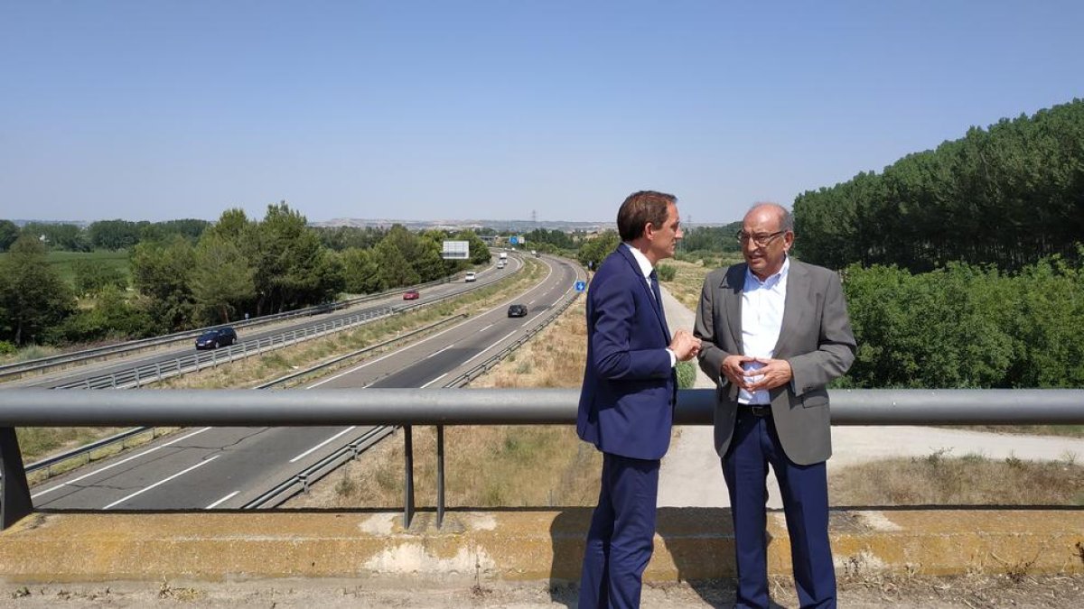 El subdelegat, José Crespín, i el delegat de Carreteres de l’Estat, Juan Antonio Romero, davant de l’A-2.