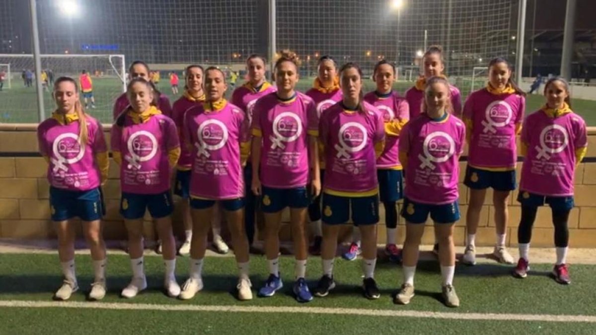 Les jugadores de l’Espanyol de futbol, amb la samarreta de la Corsa dera Hemna Val d’Aran.