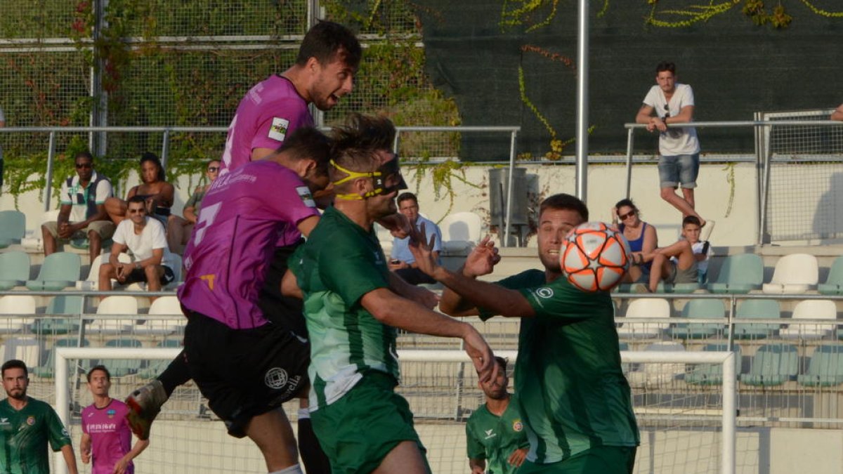 Pedro Martín, que va marcar el primer gol davant el Cerdanyola, remata una pilota.