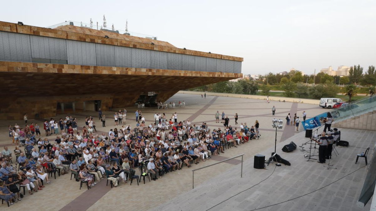 Cantada de habaneras en la plaza de la Llotja que puso punto y final a los actos festivos del barrio.