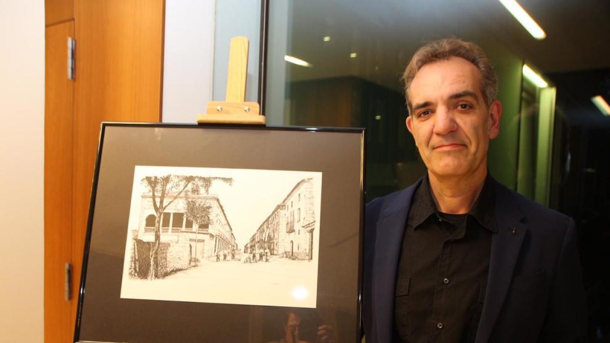 L’artista Óscar Lalana, al costat d’un dels seus dibuixos de l’Almacelles d’un segle enrere.