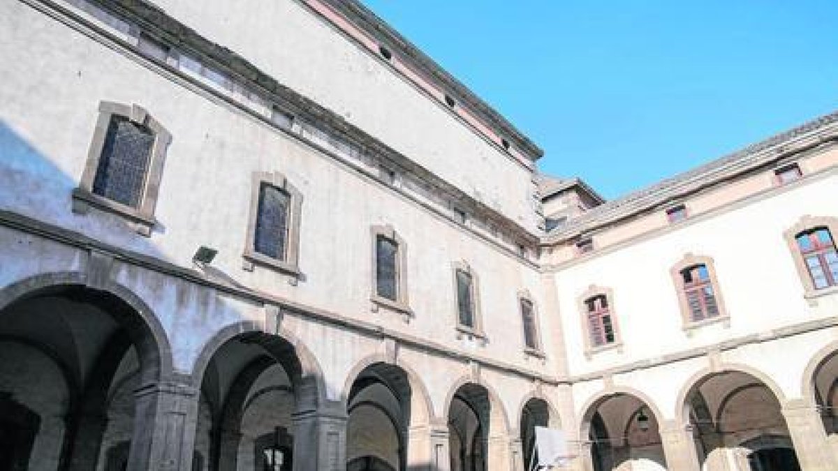 Comencen les obres de restauració dels patis de la Universitat de Cervera