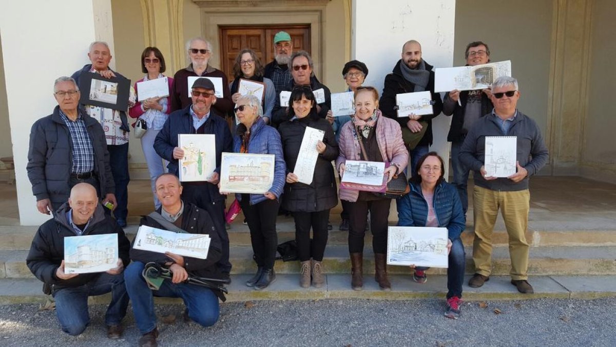 Els participants a la trobada del Castell del Remei de dissabte passat, mostrant les seues creacions.