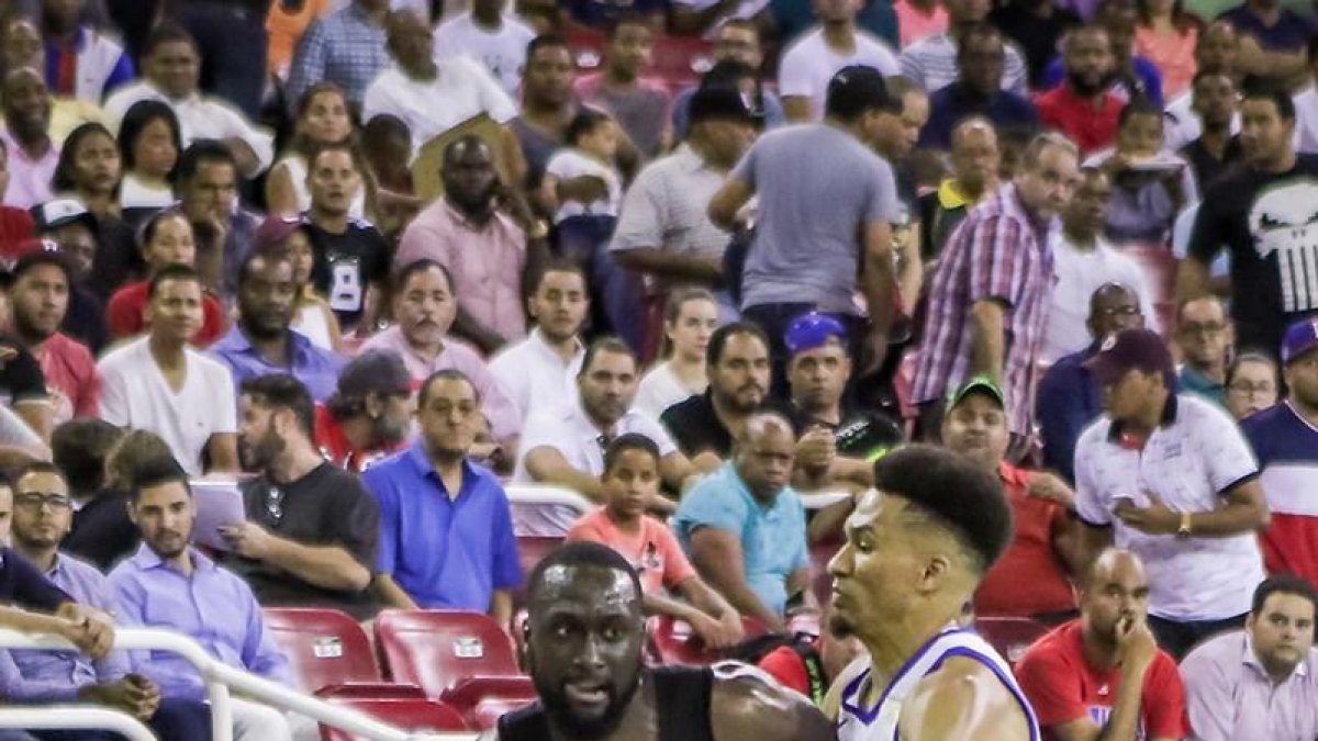 Mike Carey lleva el balón durante un partido con su selección.