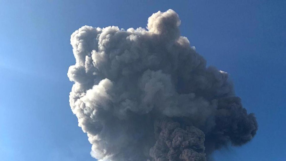 El volcán Estrómboli durante su erupción de ayer.