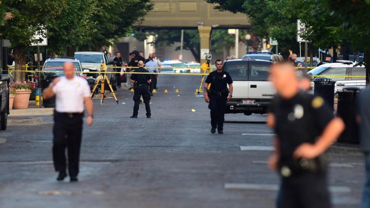 Policías en la zona de Dayton (Ohio) donde se produjo el tiroteo en el que murieron diez personas, incluido el autor.