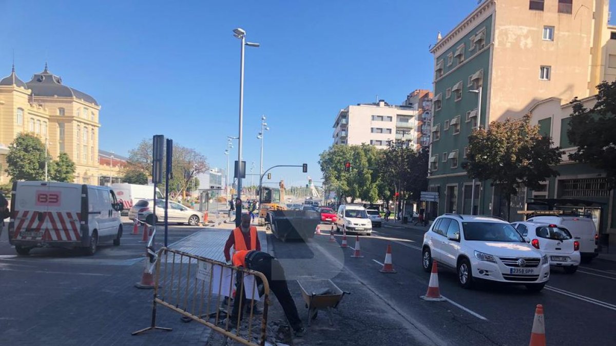 Tall d'un carril de Príncep de Viana per renovar la vorera i la calçada