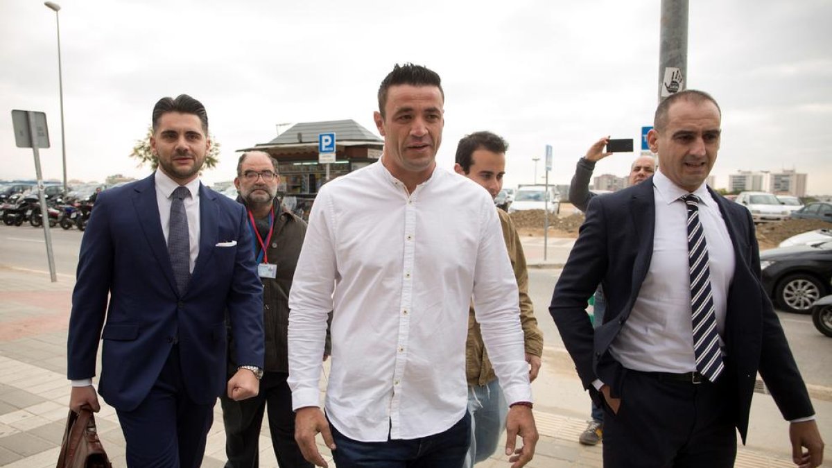 El dueño de la finca de Totalán, David Serrano, acompañado de sus abogados.E