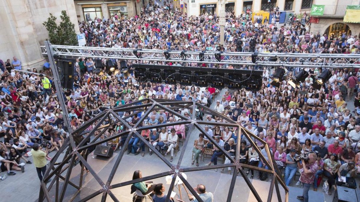 La plaza Major de Tàrrega, abarrotada de público ayer frente al escenario en el que se desarrolló la ‘conversación’ inaugural del certamen.
