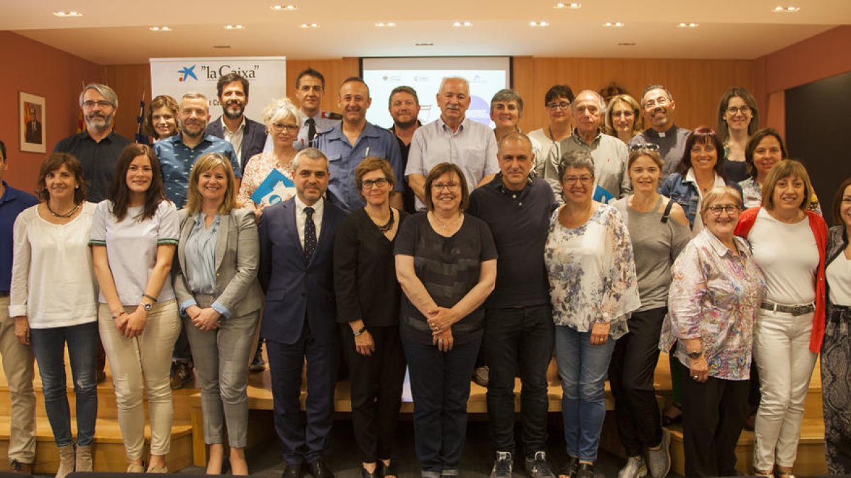 L’alcaldessa i l’edil d’Acció Social amb representants de La Caixa, Creu Roja i entitats adherides.