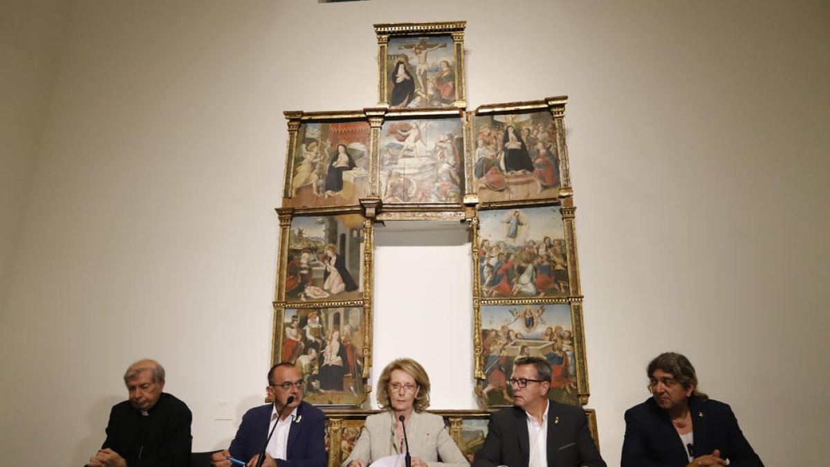 Rueda de prensa tras la reunión del plenario del Consorcio del Museu de Lleida, ayer ante el retablo renacentista de Cubells.