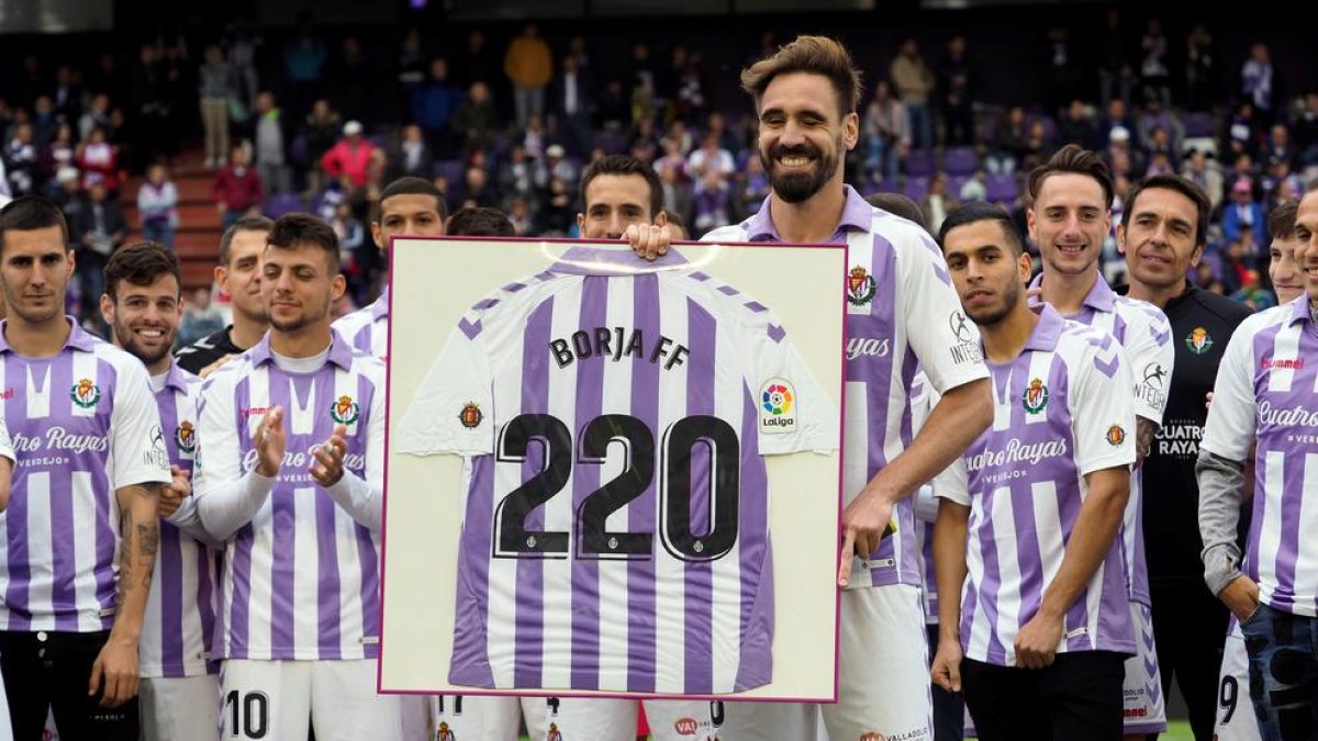 Borja Fernández, uno de los presuntamente implicados, se retiró en este partido y fue homenajeado.