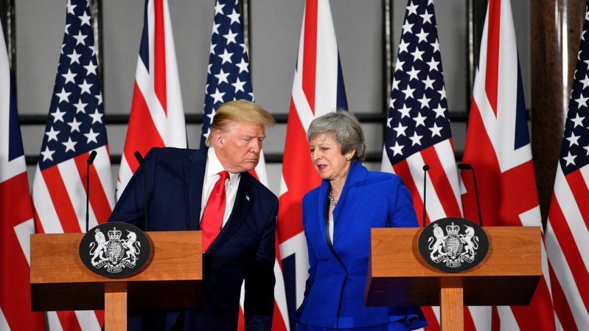 El presidente de los Estados Unidos, Donald Trump, y la “premier” británica, Theresa May, ayer.