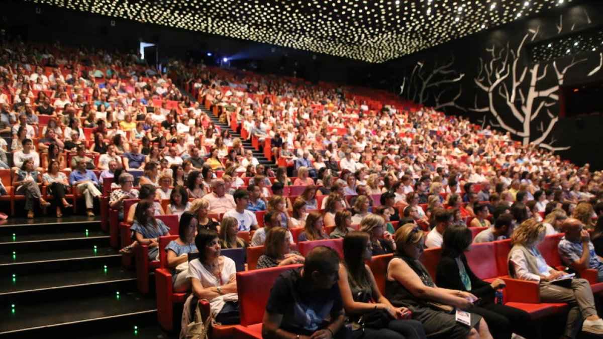 El auditorio 1 de la Llotja se llenó para el encuentro de docentes de la escuela concertada, ayer.