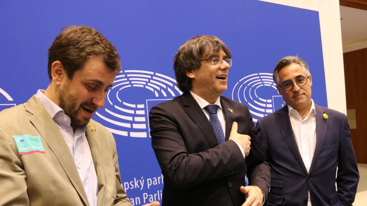 Puigdemont i Comín entren a l’Eurocambra - Carles Puigdemont i Toni Comín, eurodiputats electes de JxCat en les passades eleccions europees, van poder entrar ahir al Parlament Europeu, acompanyats per l’eurodiputat sortint del PDeCAT Ramon Tr ...