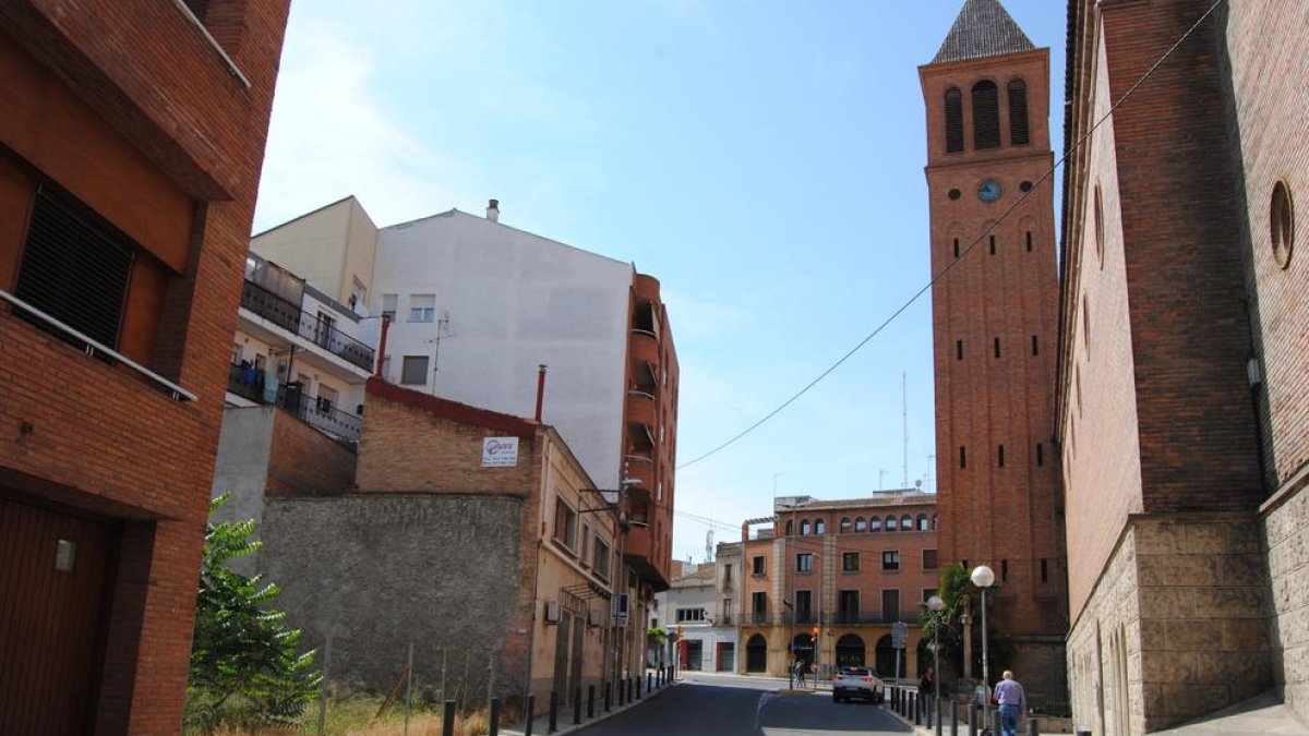 El solar de la calle La Creu que se convertirá en parking.