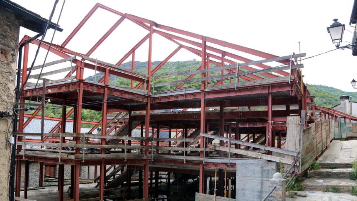 El edificio está en el casco histórico de Rialp