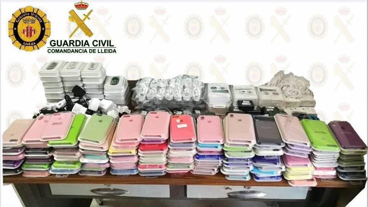 Material falsificat intervingut per la Guàrdia Civil en dos establiments de Lleida