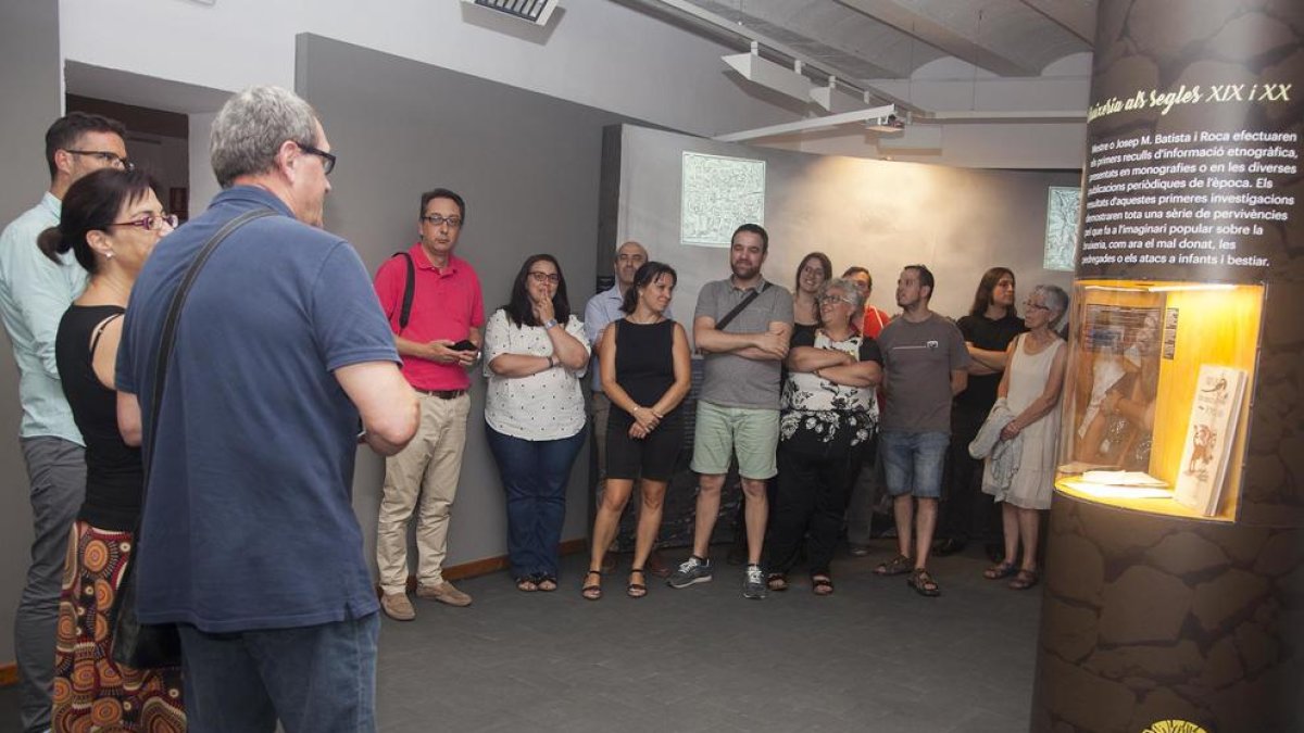 Visitantes de la exposición ‘Se’n parlava i n’hi havie’ en el Museu Comarcal de l’Urgell de Tàrrega.