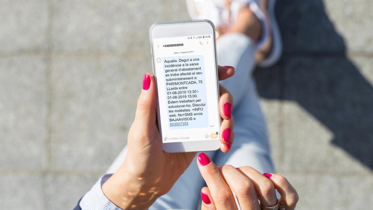 Imatge d’un mòbil amb un missatge d’Aqualia.