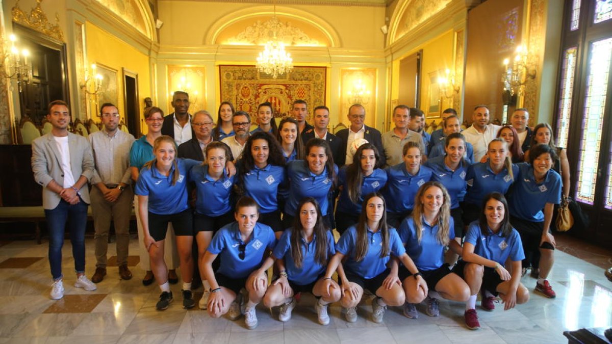 Homenaje de la Paeria al AEM femenino por su ascenso a Segunda