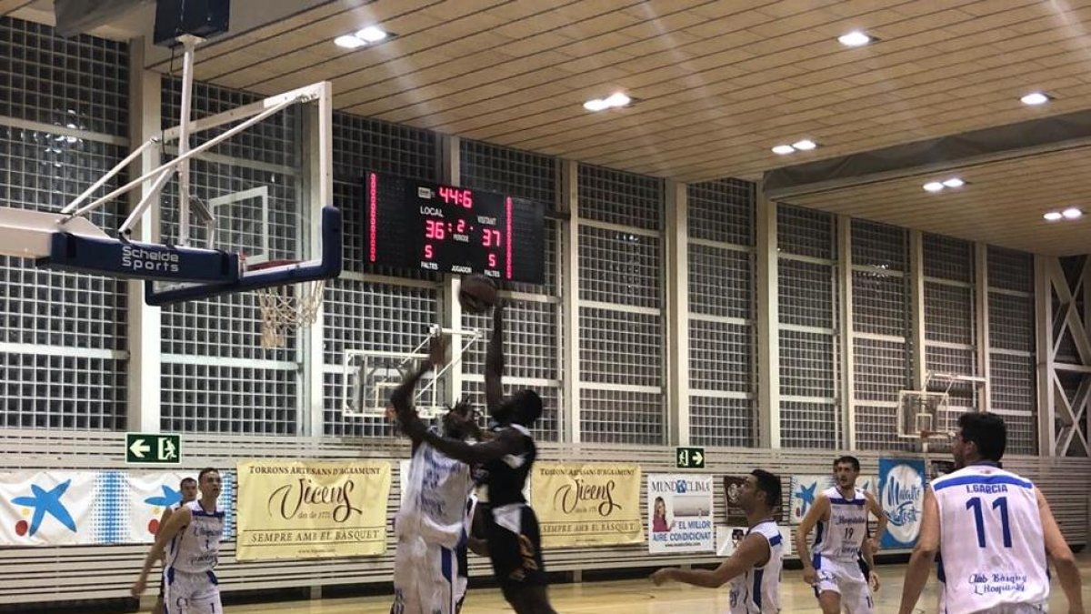 Michael Carey intenta superar a Diop, jugador de L’Hospitalet.
