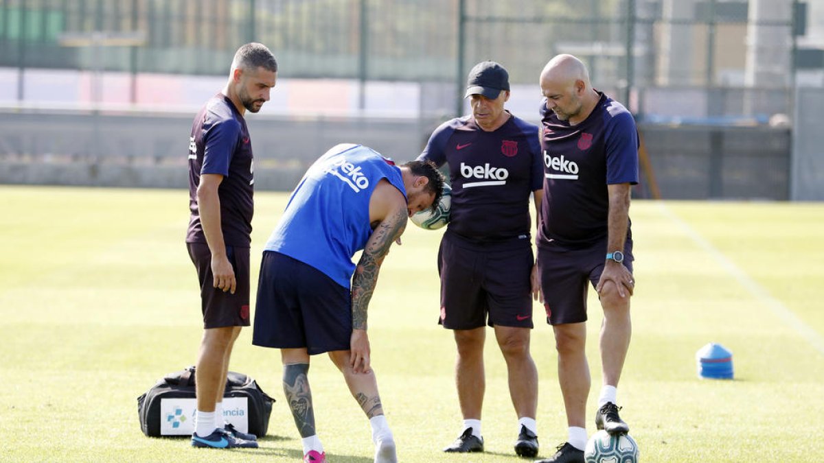Messi señala la zona en la que se lesionó, durante la sesión de entrenamiento de ayer.