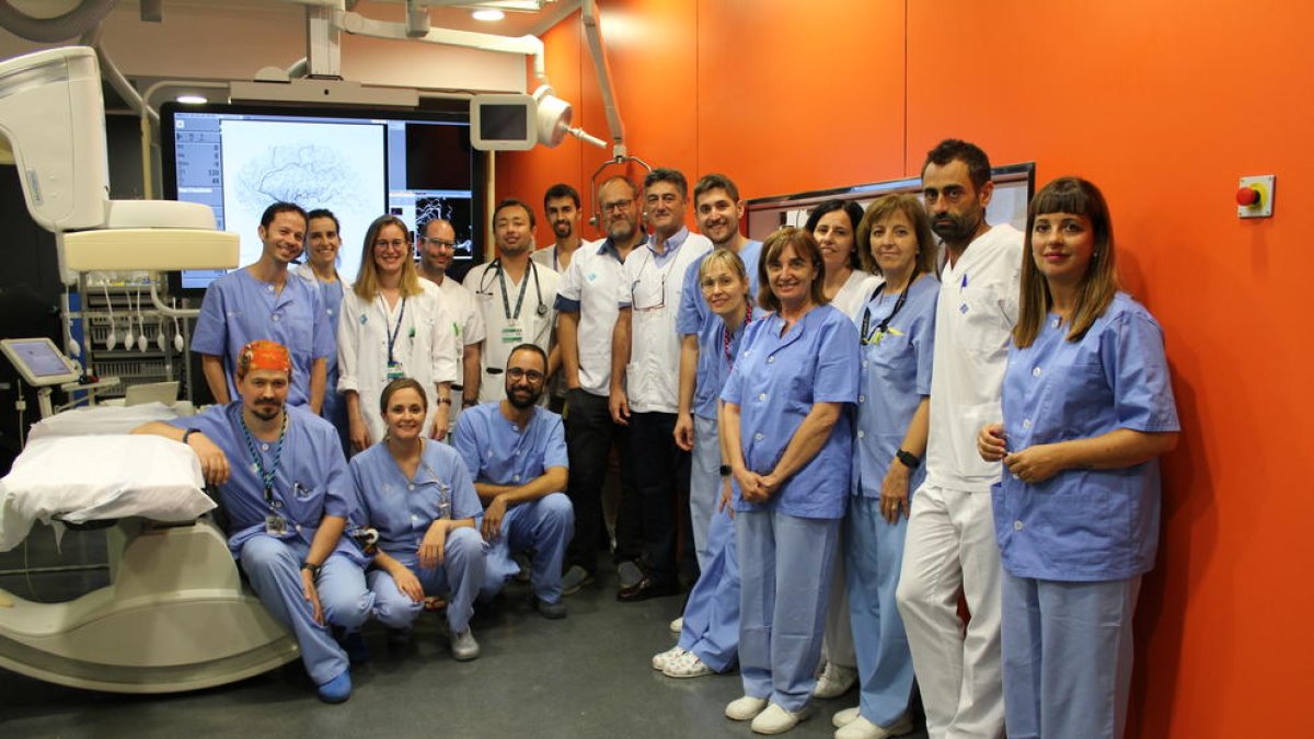 Foto de família de l’equip de l’Arnau que implementa la nova tècnica.