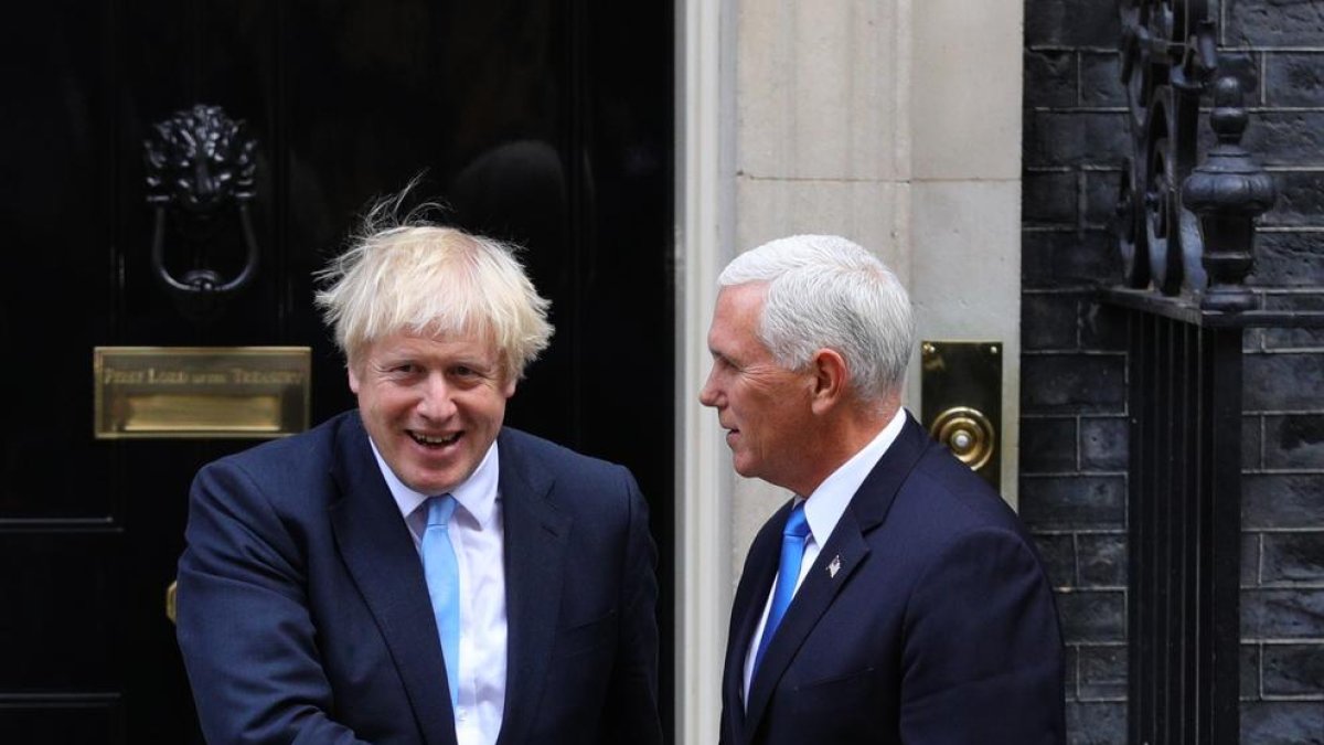 Boris Johnson junto al vicepresidente estadounidense Mike Pence.