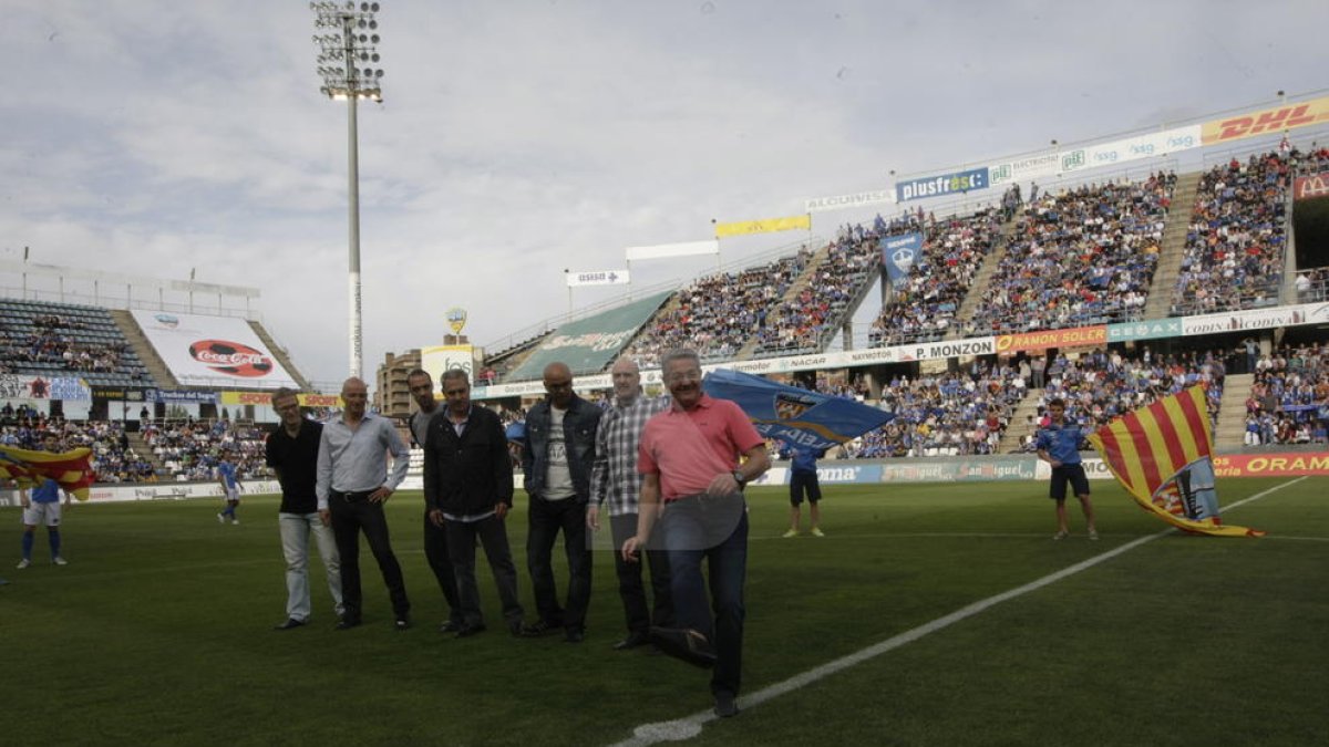 Miguel Rubio, juntament amb els herois del 93 del Lleida, en un homenatge del Lleida durant el play off d'ascens del 2013