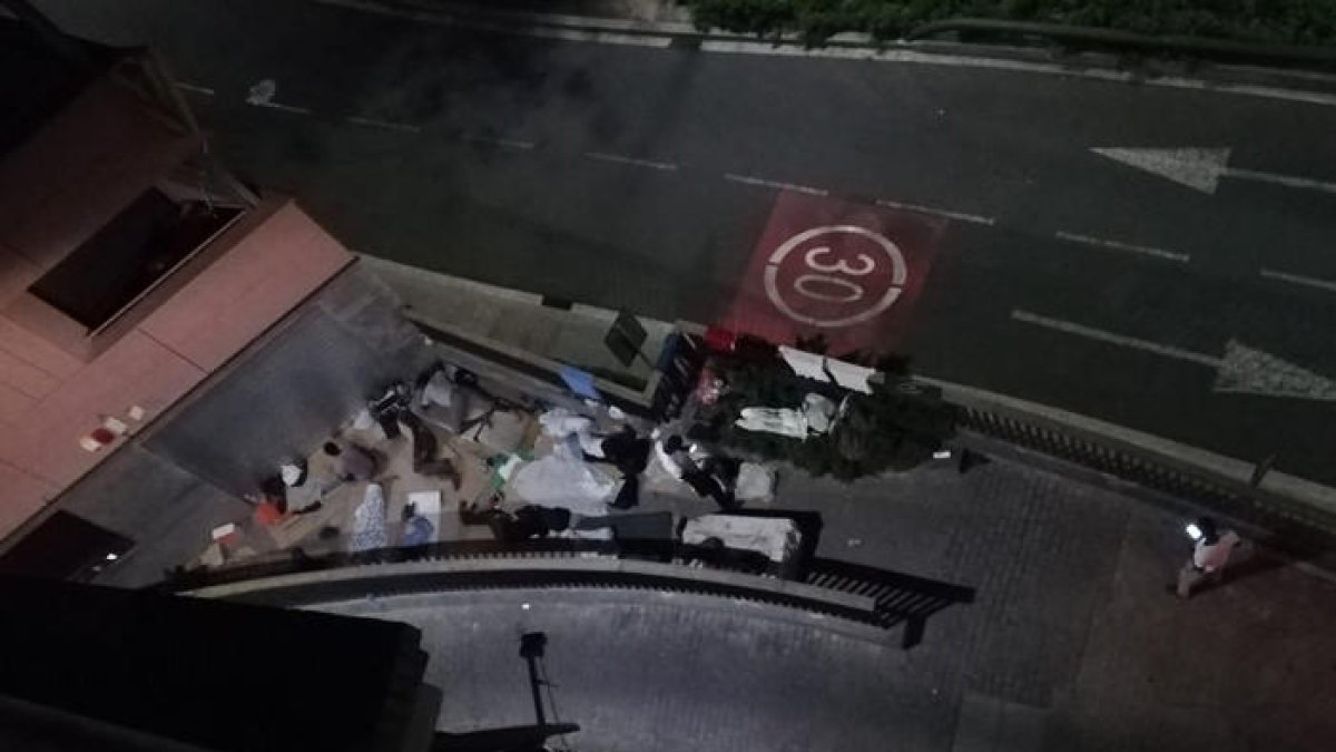 Decenas de temporeros acampados en la plaza L’Ensenyança.