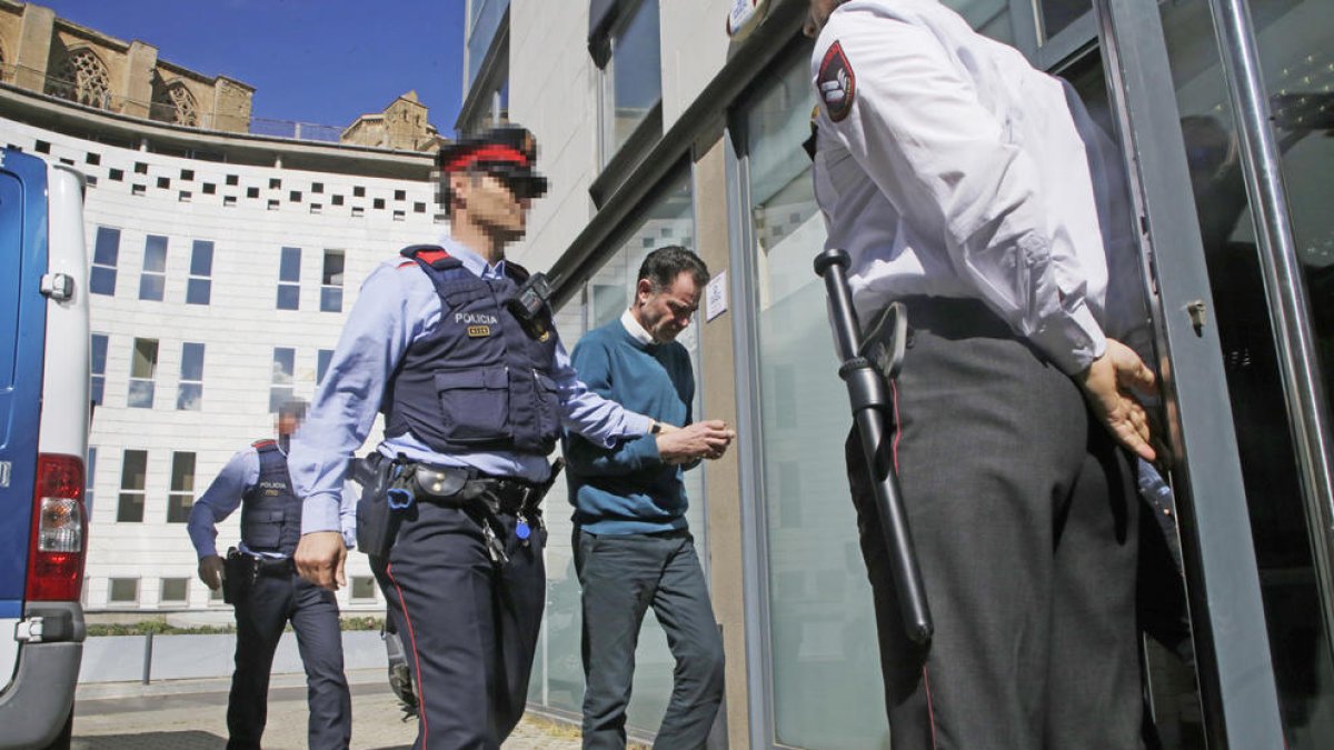 José Antonio Ortiz Cambray, esposado, ayer antes de la comparecencia en la oficina de atención de la víctima en el Canyeret.