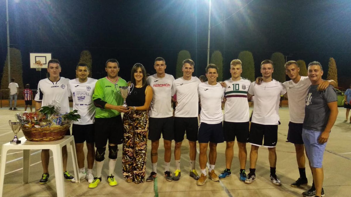 Entrega de trofeos al equipo ganador del Torneig de Futbol Sala de Rosselló.