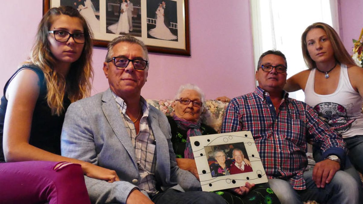 Imagen de archivo de la familia de Amador Maestro, vecino de la Mariola desaparecido desde 2006.