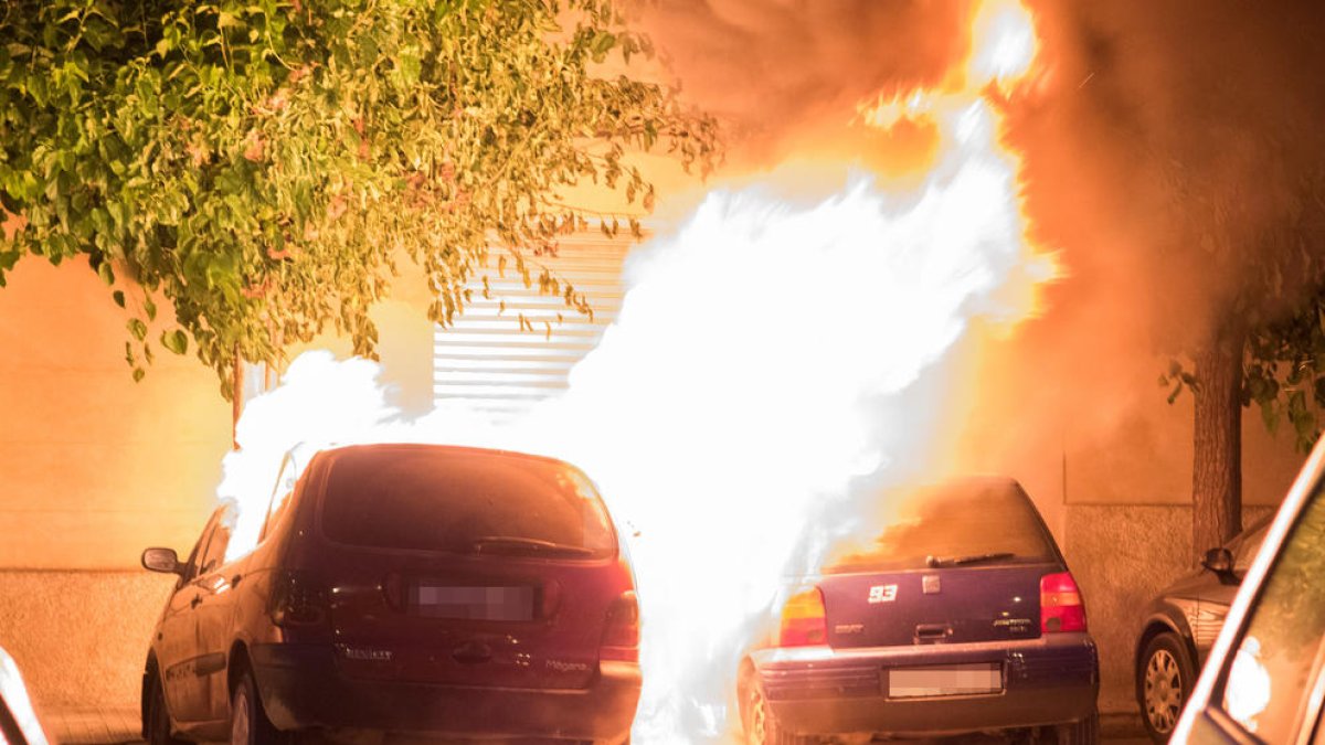 Cremen dos vehicles a la cèntrica plaça Pius XII de Cervera