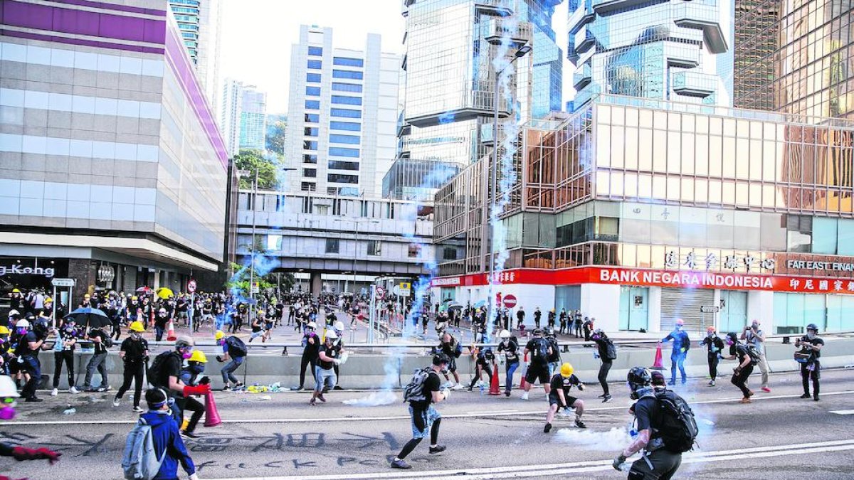 Barricadas, calles cortadas y represión marcan la huelga en Hong Kong