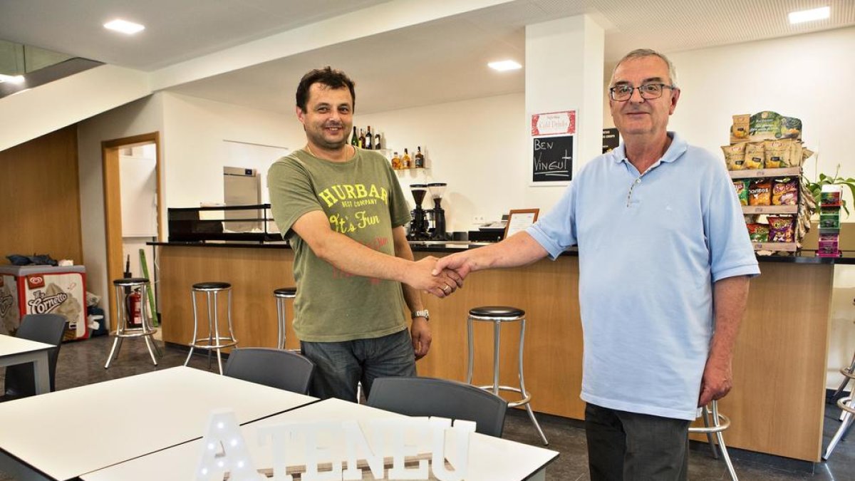 Balart amb el responsable del bar, que obrirà avui divendres.